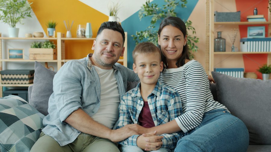 Família reunida na sala de casa