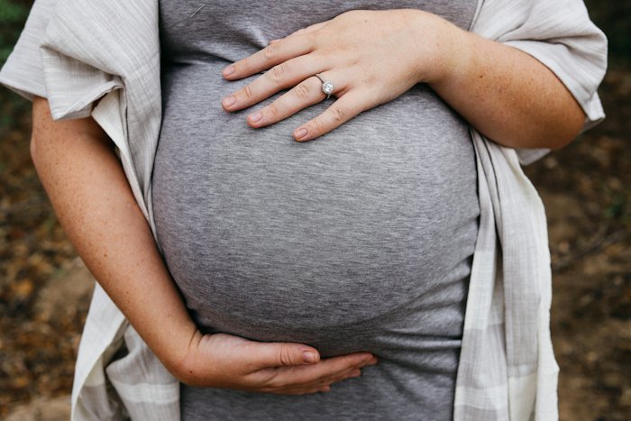 Gestante com as mãos na barriga